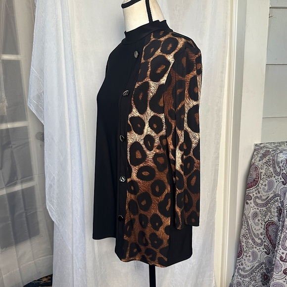 3/$20 💥 Leopard Animal Print & Black Mock Neck Blouse 3/4 Sleeve Stretchy Chic - Picture 9 of 14
